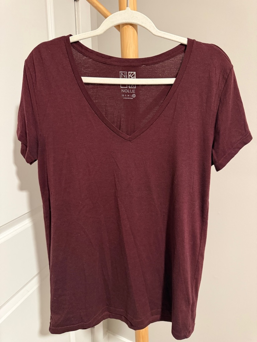 Nollie Women's Short Sleeve V-Neck Tee in Wine